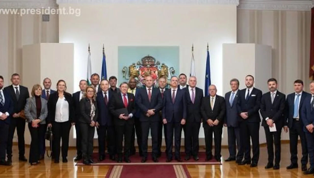 Радев: Разчитаме почетните консули да търсят нови партньорства за страната ни