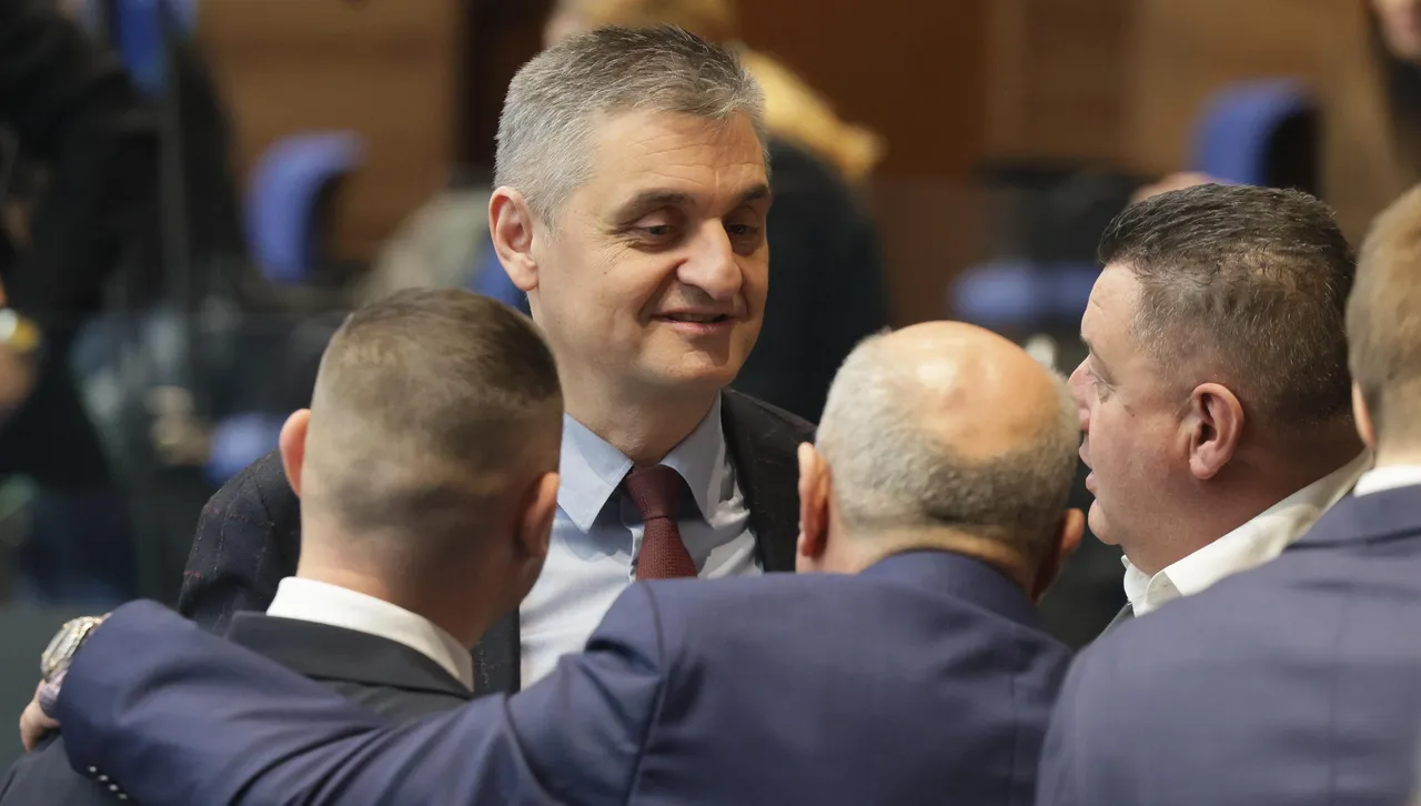 Притеснителни според него са опитите партията да се хареса на