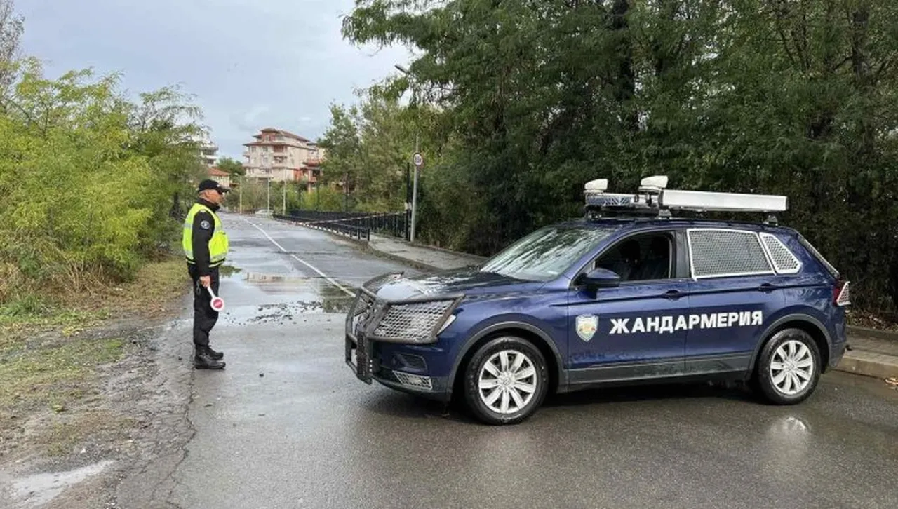 Евакуират хора от наводнено ваканционно селище, смерч се изви над морето