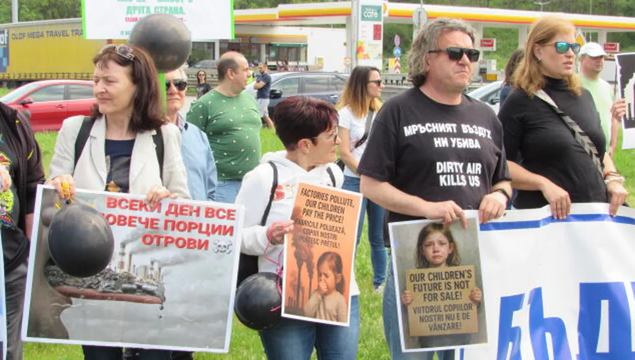 „Да защитим децата си“: Протест блокира Дунав мост с искане за безопасни пътища 