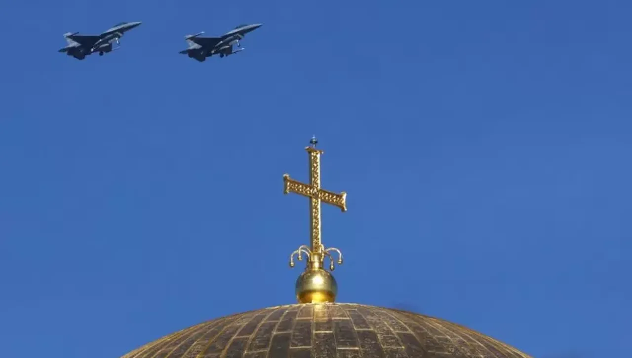 Български F-16 тренираха с ниско прелитане над летището в София