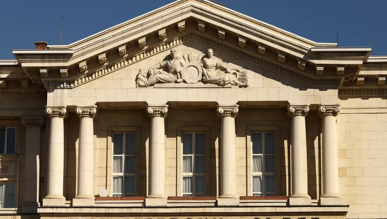 Гюров свиква среща с ключови министри във връзка със сметките за ток и цената на водата