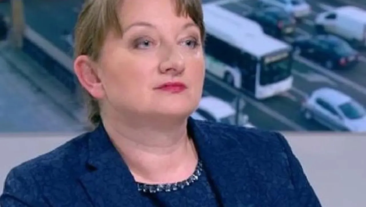 Деница Сачева: Целта на Радев е не да пита, а да използва хората