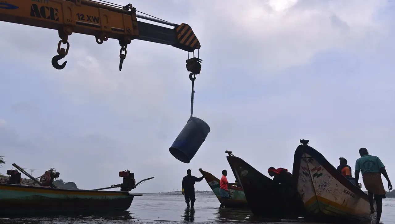 Цените на петрола се понижиха до многогодишно дъно