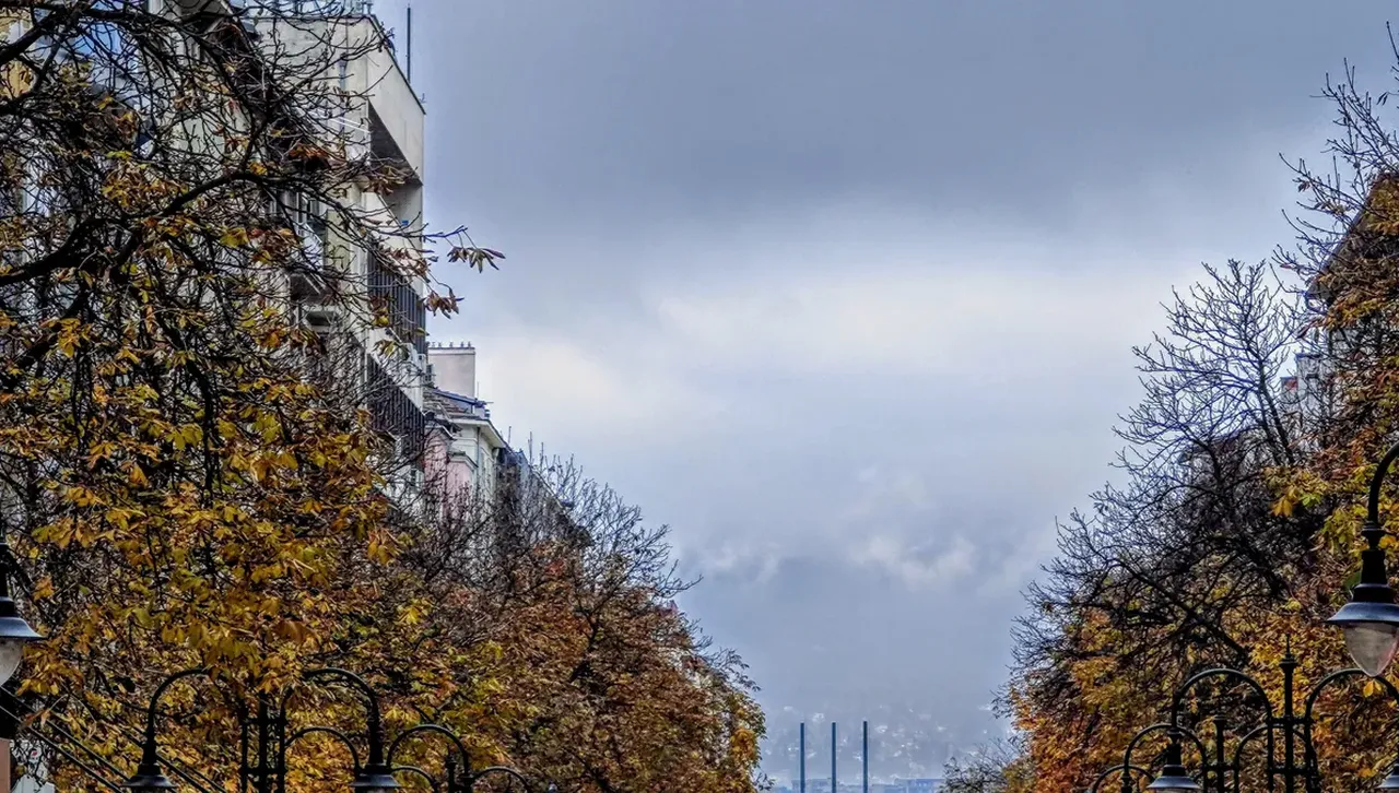 Облаци и дъждове на запад и североизток, все още по-топло за сезона