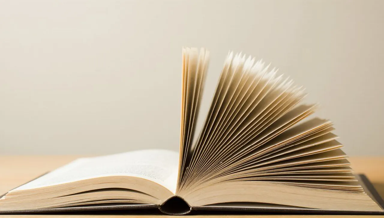 „Светулки зад решетките“ – когато болката говори, а смисълът се ражда от тъмното