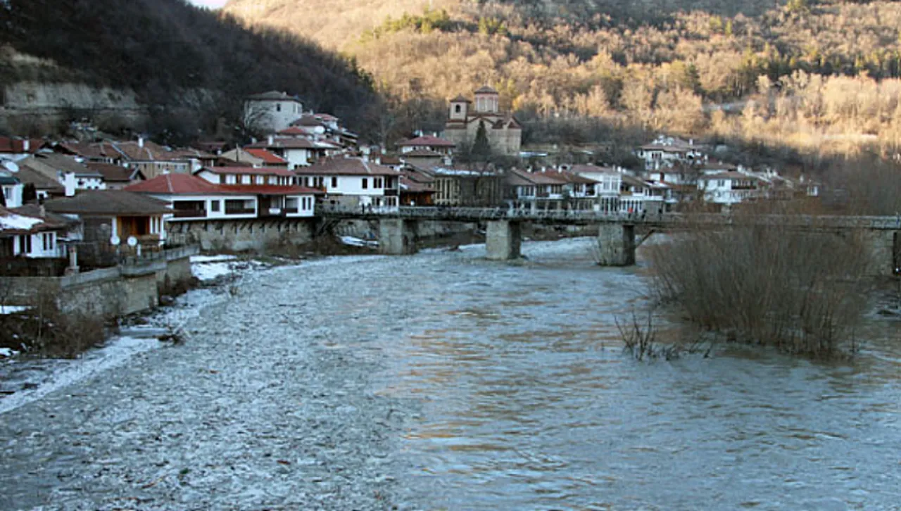 Водите на "Янтра" край Търново се вдигат критично, залят е дворът на "Св. 40 мъченици"