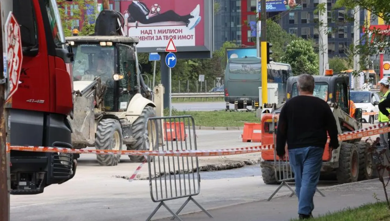 Затвориха локално платно на "Цариградско шосе": Канализационна авария