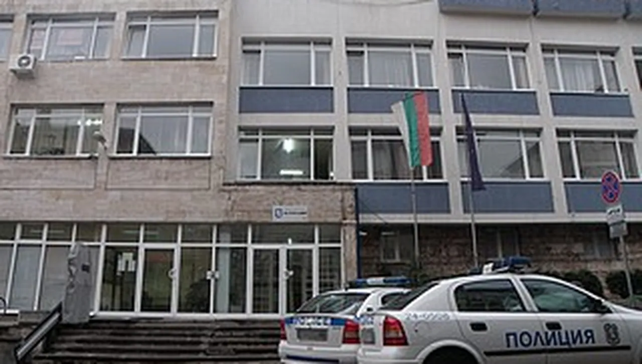 Задържаха още служители на 5-то РУ в София, освен началника, в акция срещу наркомафията