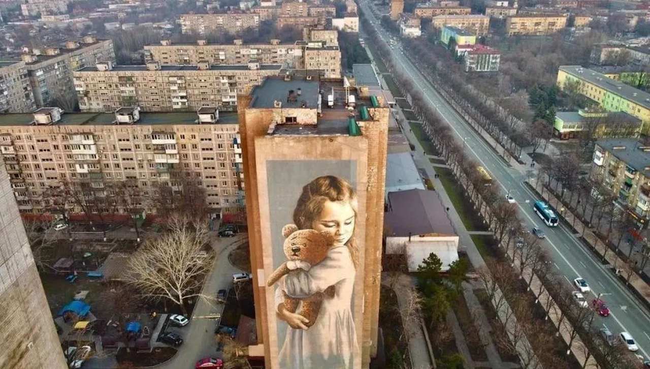 Как руските окупатори заличиха сирачето, което бе символ на надеждата за Мариупол