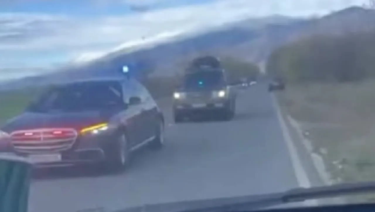  Скандално видео с кортежа на Радев и госта му - кара в насрещното, избутва колите от пътя