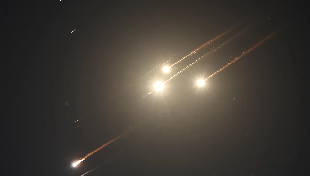 Израел удари държавната телевизия в Техеран, тя засне на живо атаката