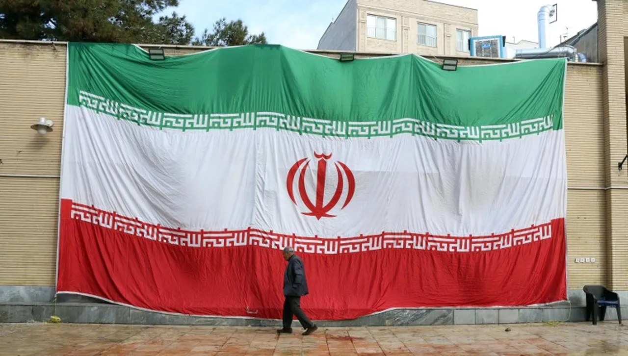 По рано този месец лидерът на Реформаторския фронт Азар Мансури