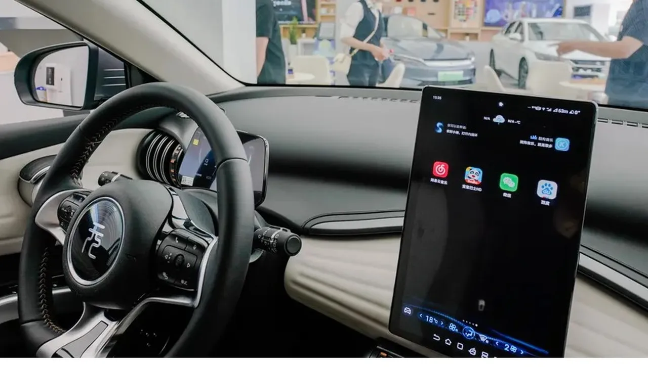 Електрическа кола пламна на площад "Александър Невски" в София