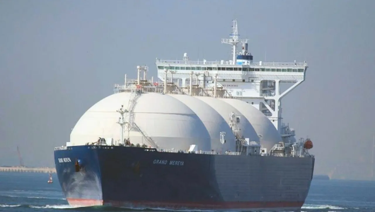 Скандални сделки продължават да пълнят военната касичка на Кремъл