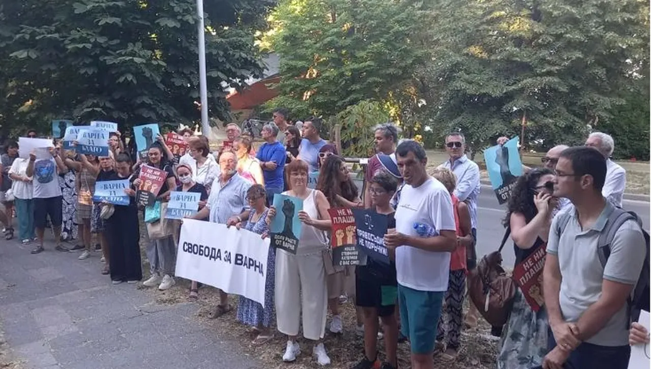 Няколко десетки варненци протестираха в подкрепа на Благомир Коцев