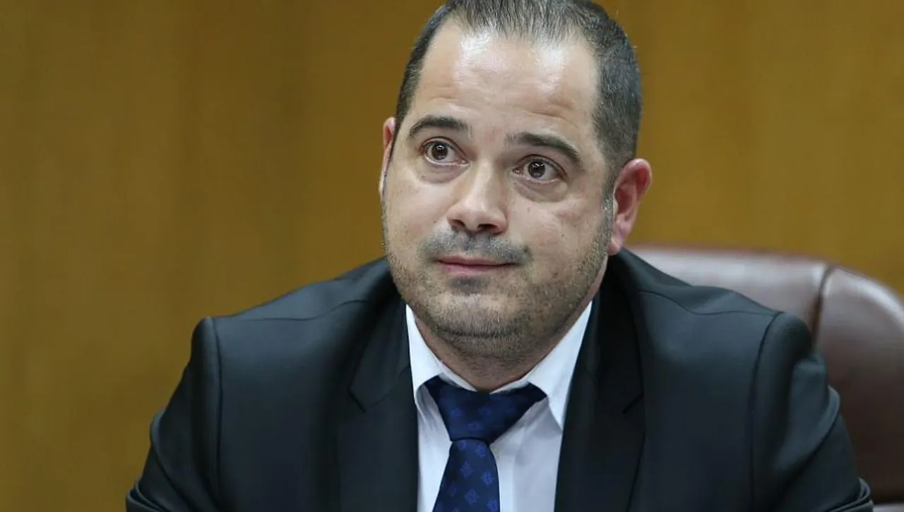 Калин Стоянов: Разединителят Радев прави популистки изпълнения с шкода, а иначе разполага с бронирана кола