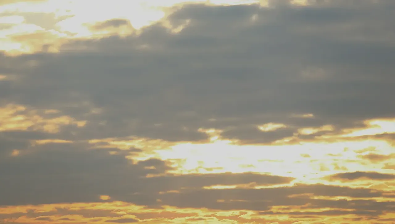 Слънчево на запад, към обед сутрешните облаци на изток се разчистват 