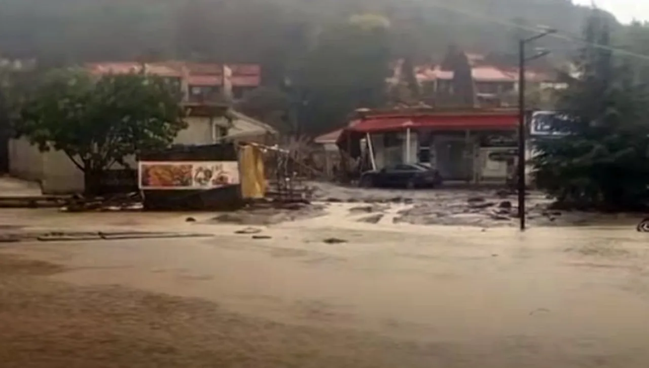 Черноморски курорти под вода при силни валежи: проверка откри застроени речни корита и липсващи документи