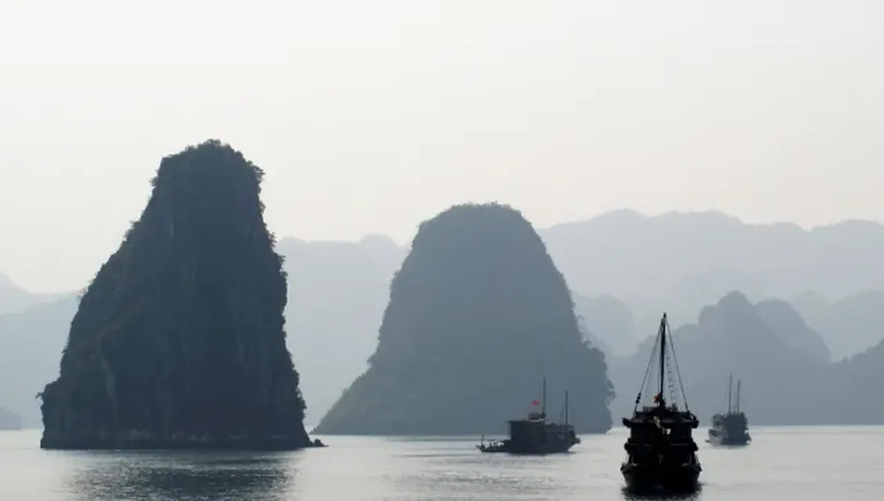 Ройтерс: Виетнам издирва още 4-ма, след като буря преобърна туристически кораб