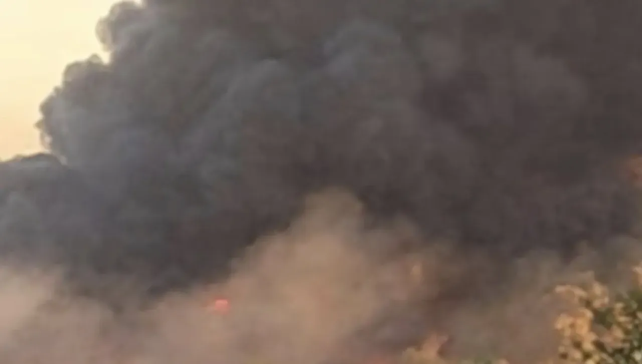 Експлозия и огромен пожар в рафинерия в САЩ: Пламъците се виждат от километри