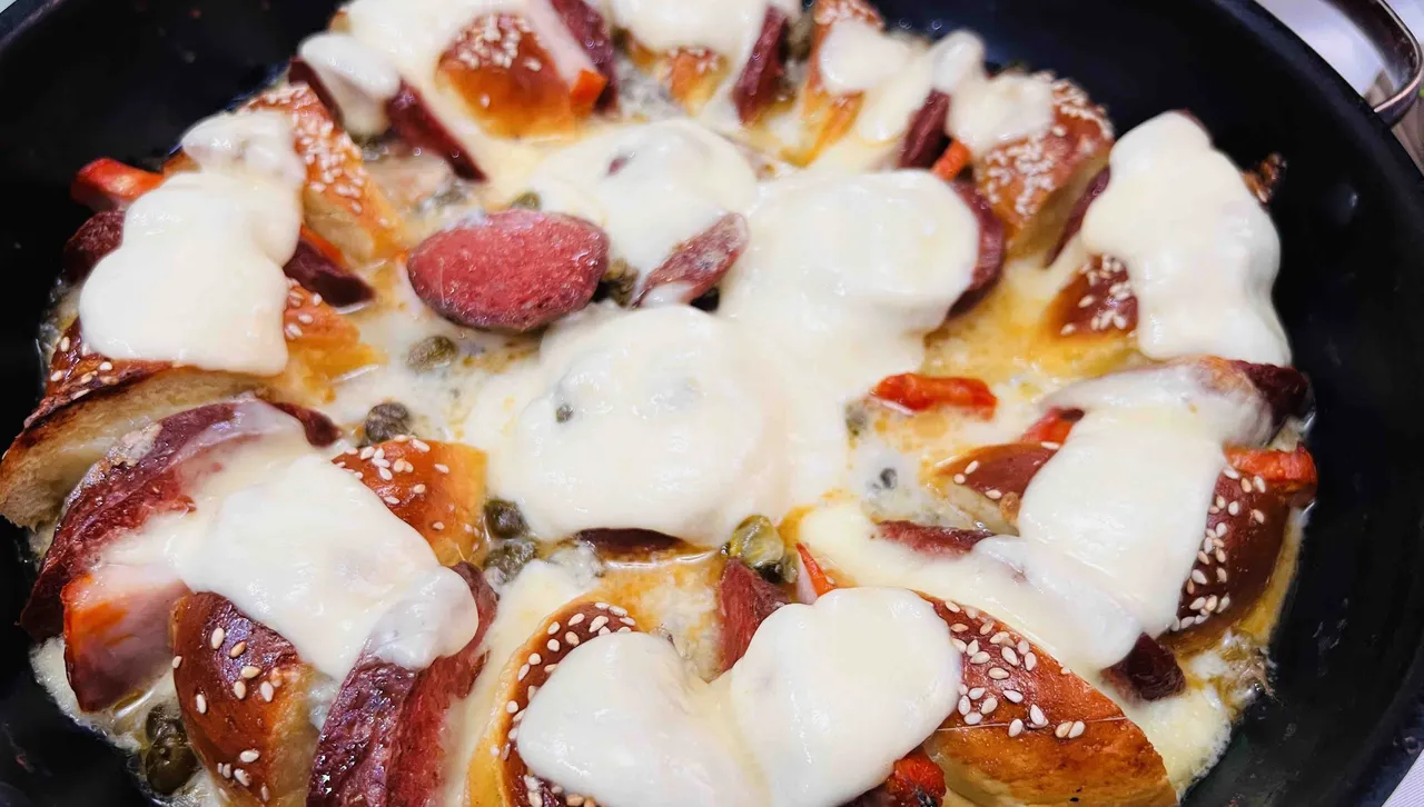 Пай с агнешка луканка и деликатесни сирена 