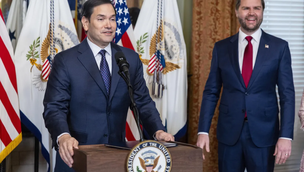 Един от самолетите е доставил хранителни продукти два са превозвали