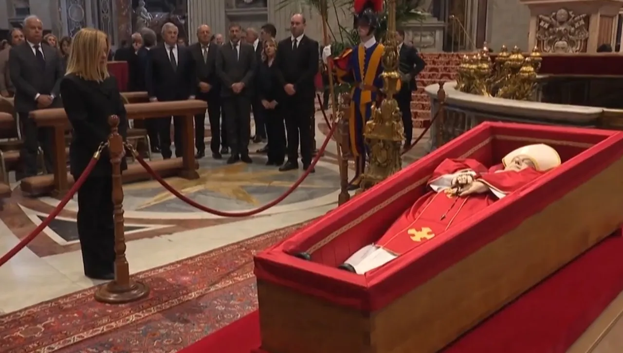  Джорджа Мелони,  десетки хиляди италианци, мигранти и бежанци се прощават с папа Франциск