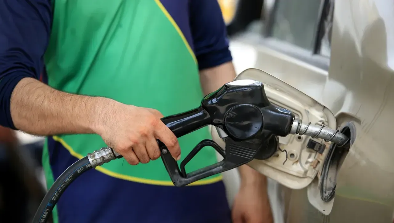 Иран затвори жизненоважния за петролните доставки Ормузки проток 