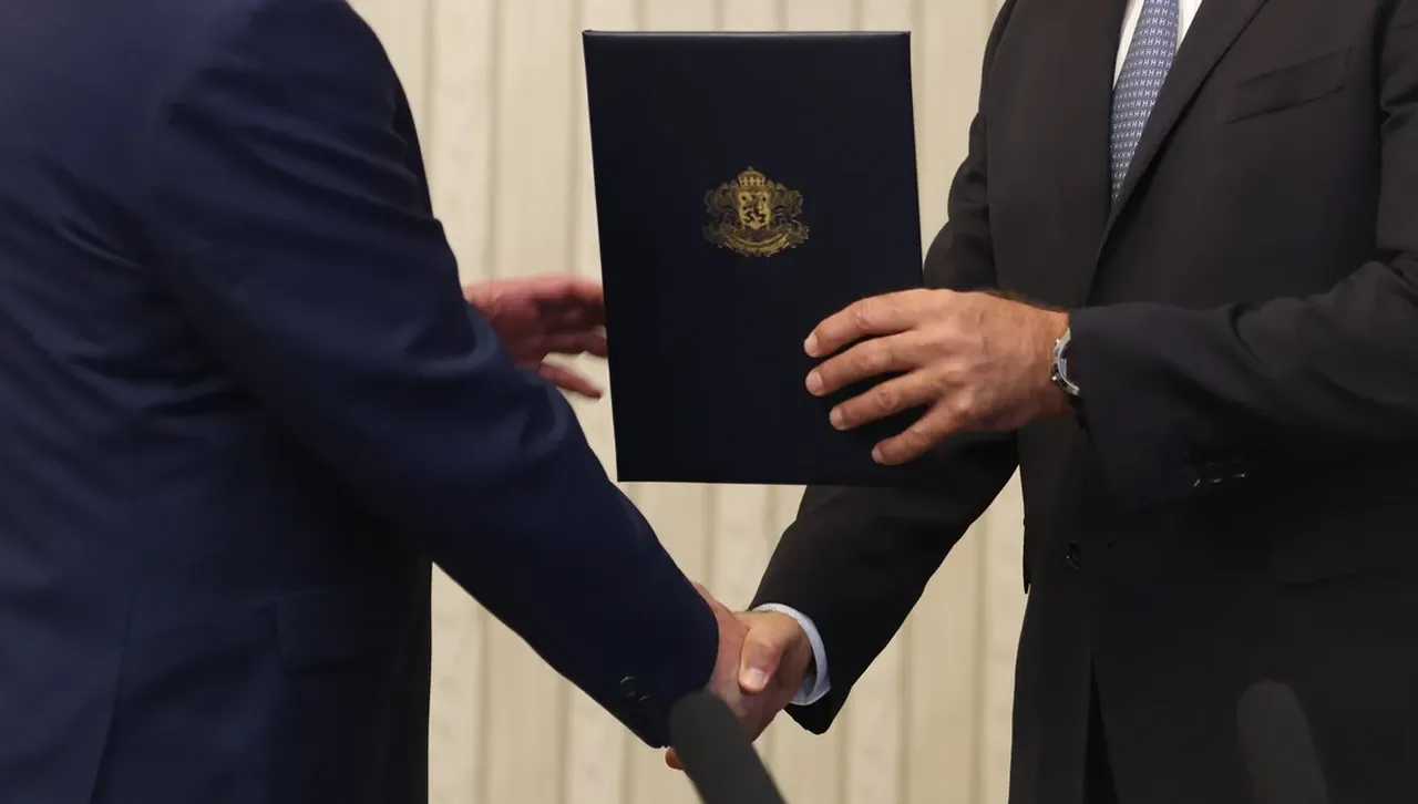 Асен Василев каза че с Румен Радев са обсъдили Закона