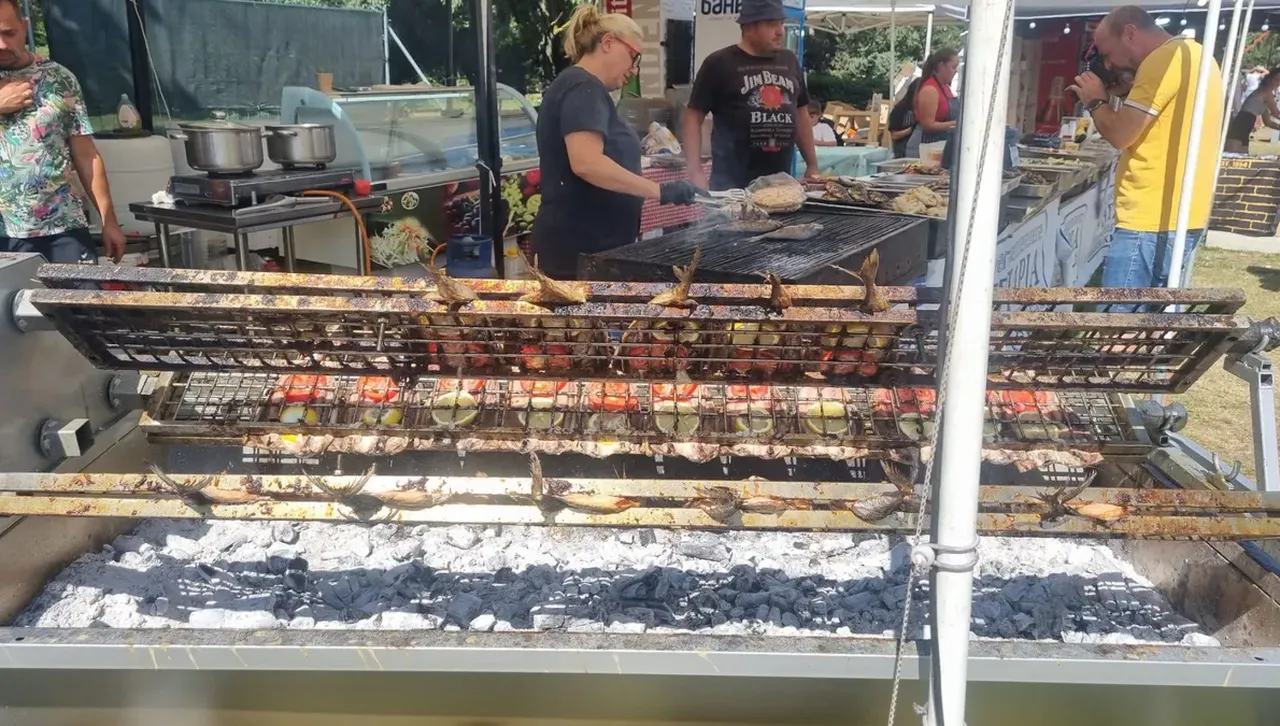 В Бургас бушува Фестивал на рибата и виното 