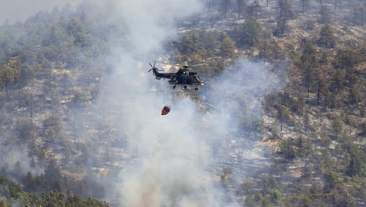 Един от военните хеликоптери Кугар пак гаси пожара край Илинденци