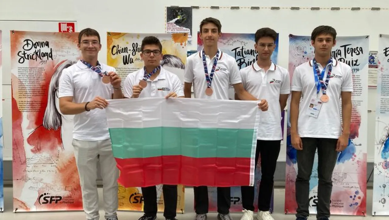 Български ученици завоюваха 4 медала от Международната олимпиада по физика в Париж