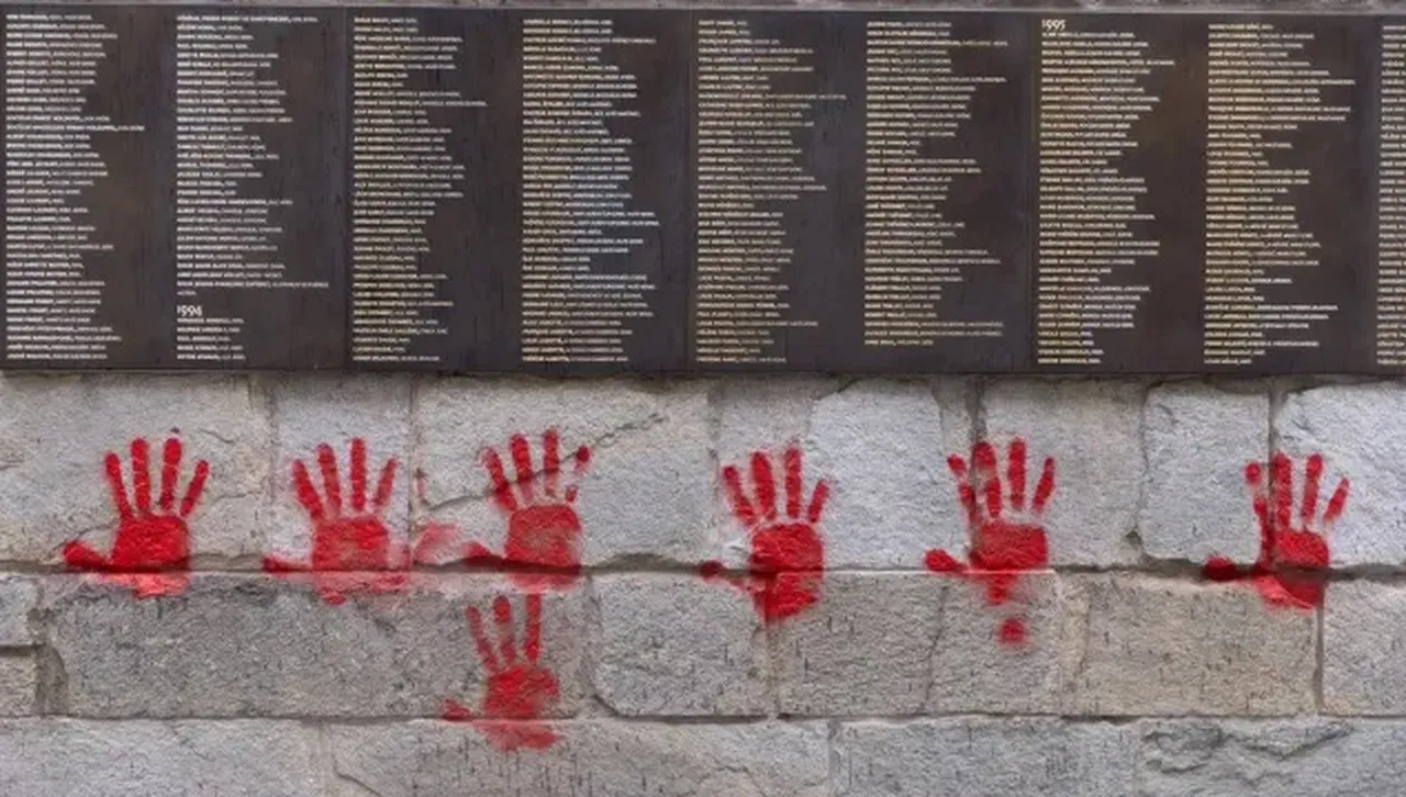 Четирима българи на съд в Париж за вандалския акт срещу Мемориала на Холокоста, нареден от Кремъл