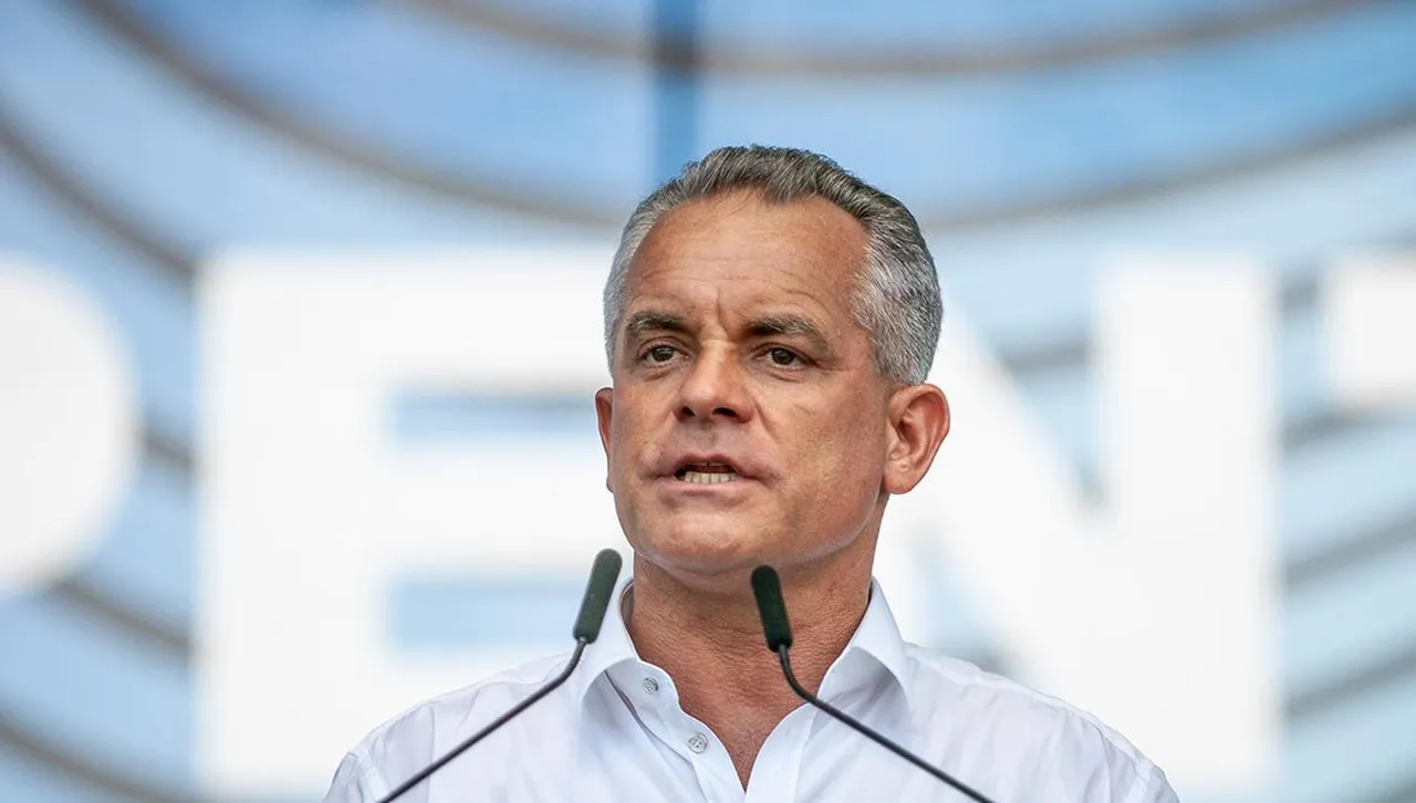 Играта на проруския олигарх Влад Плахотнюк приключи, връщат го с белезници в Молдова