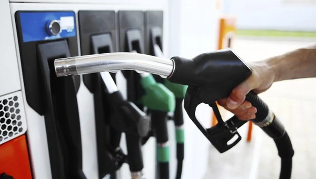 Цените на горивата в Русия гонят рекордни нива след украинските удари срещу рафинерии