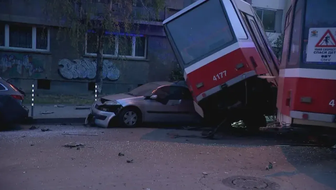 Излязъл от релсите трамвай, се обърна и удари в подлез 