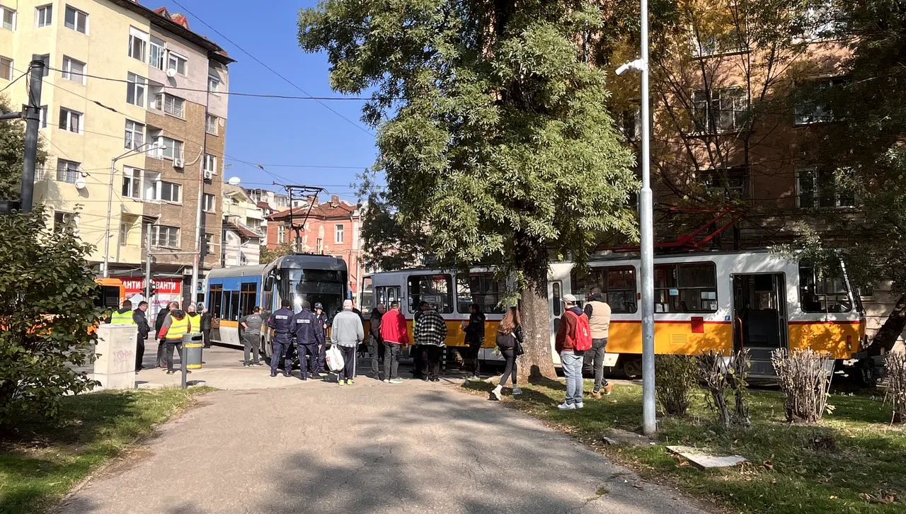 Сблъсък на два трамвая в София запречи движението на оживен булевард 