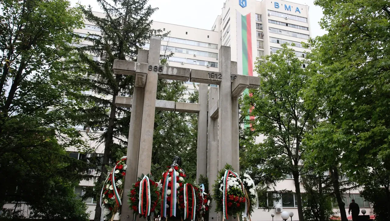 Минута мълчание за медиците, доброволците и гражданите, загинали спасявайки хора