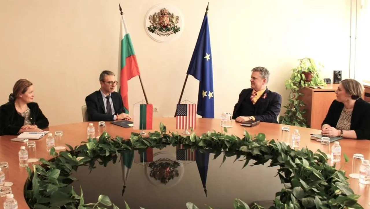 Трайков настоява пред  Х. Мартин Макдауъл удължаване на дерогацията за "Лукойл"