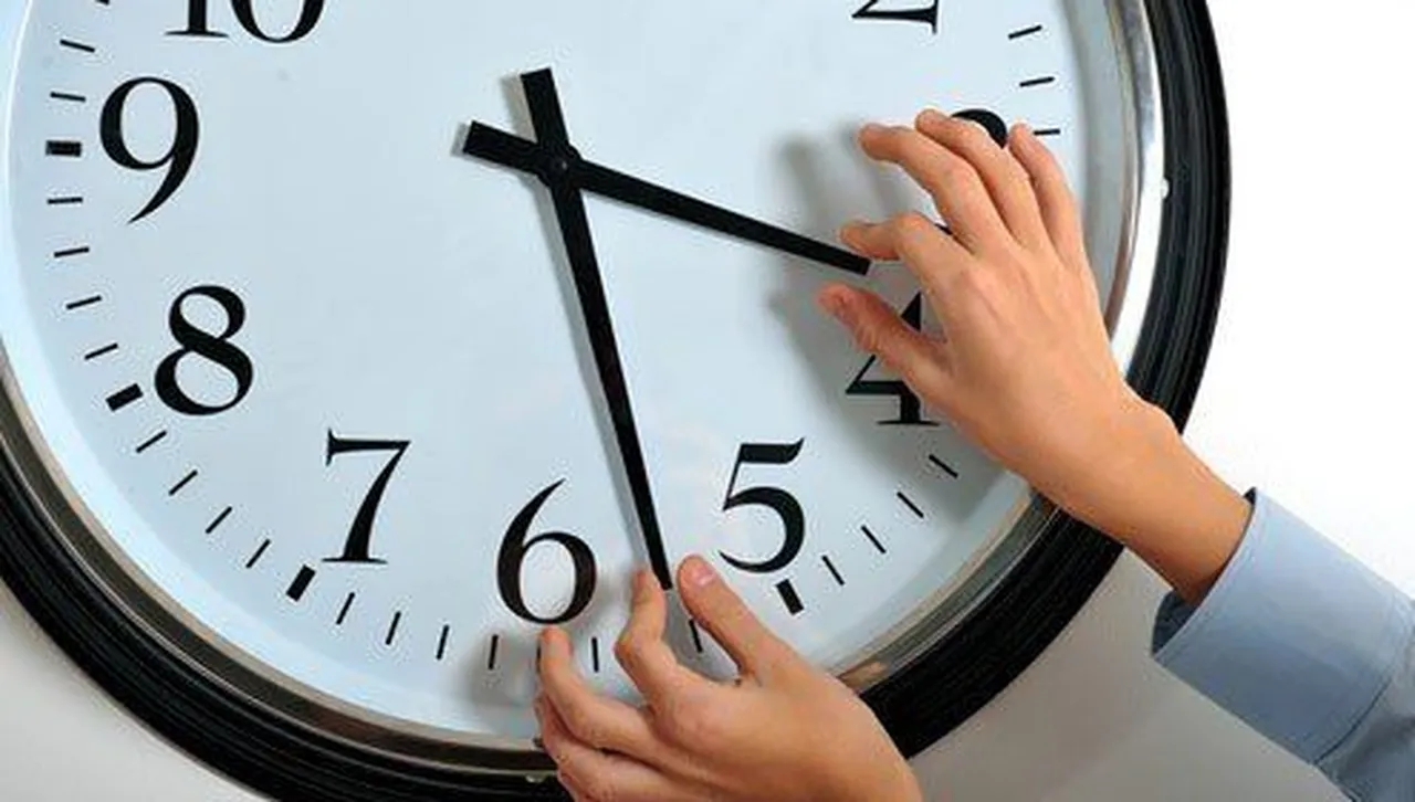 Въртим часовниците с един час назад тази нощ в 04:00 часа