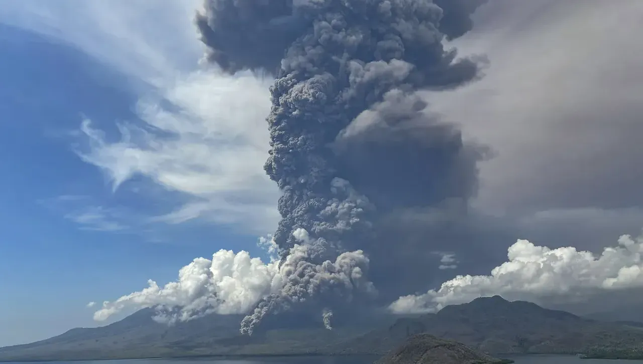 Вулкан в Индонезия изригна няколко пъти в рамките на часове