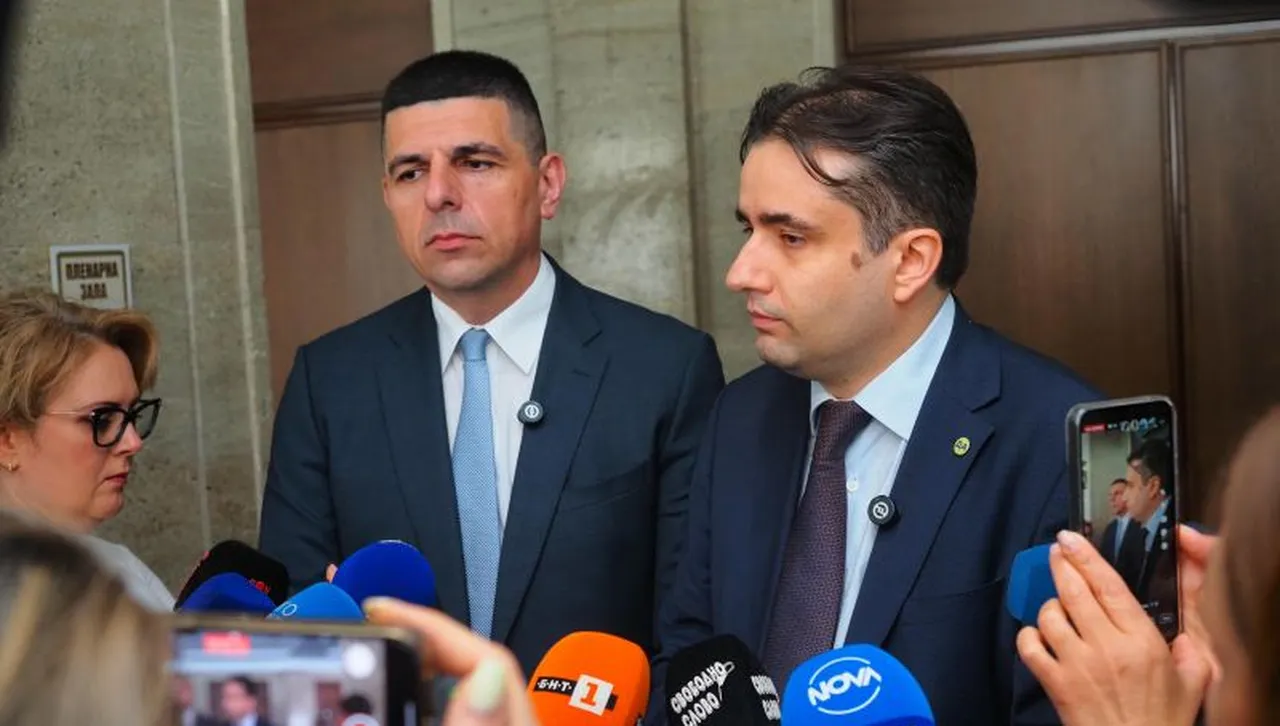 “Да, България”: Очакваме министрите в кабинета “голямо Д” да кажат колко пъти им се обажда Пеевски и какво иска от тях