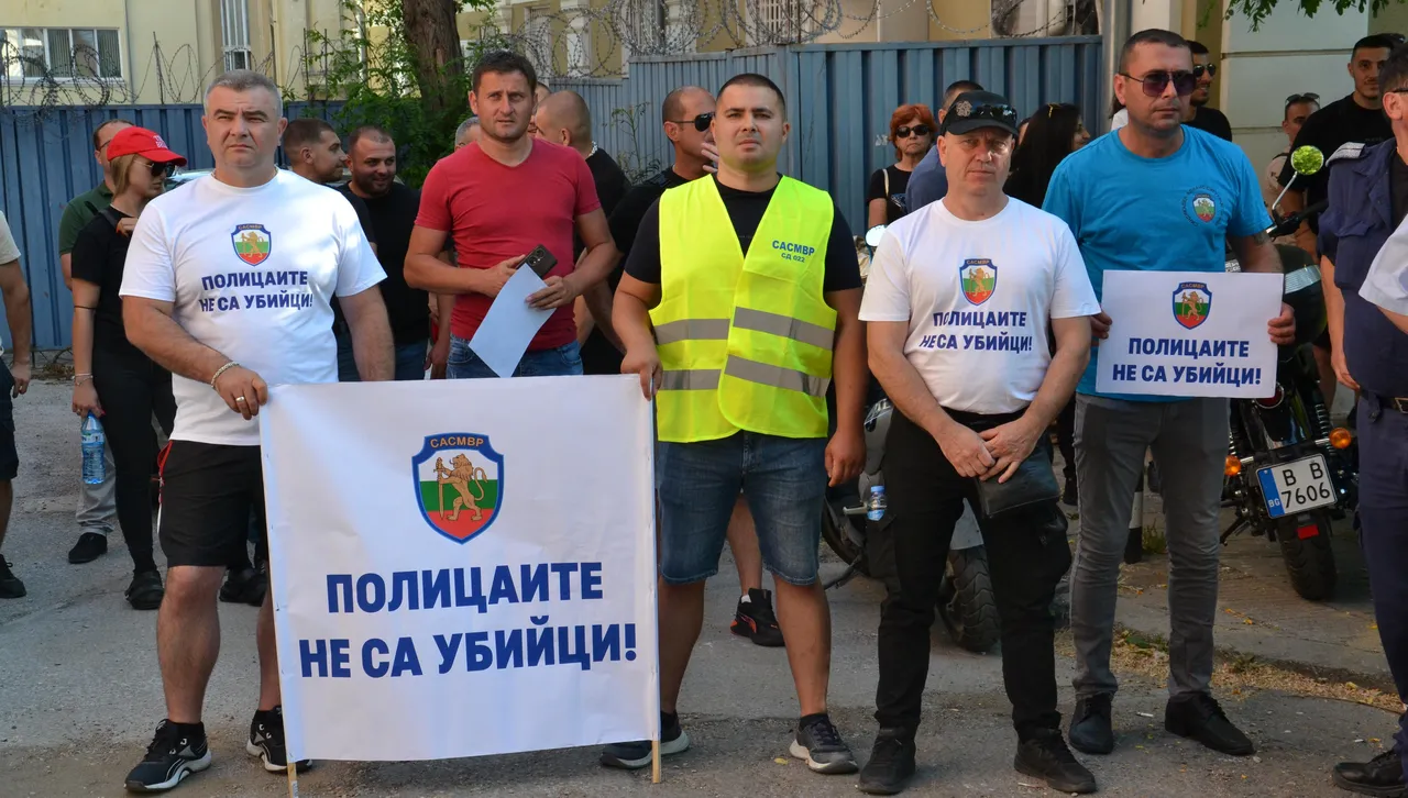  Служители на МВР и граждани в подкрепа на двамата, арестували Явор Георгиев:  Полицаите не са убийци
