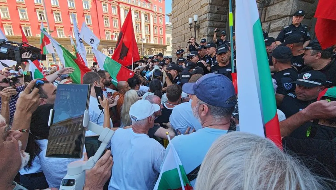 Протестиращи срещу еврозоната се сблъскаха с полицаи пред парламента