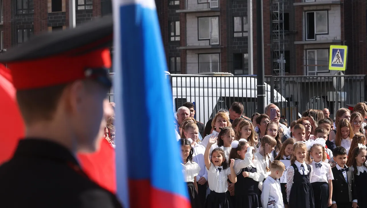"Мислех, че полудявам": военна пропаганда залива руското училище