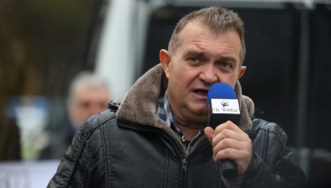 Да обясни дали е морално и законно един държавен служител