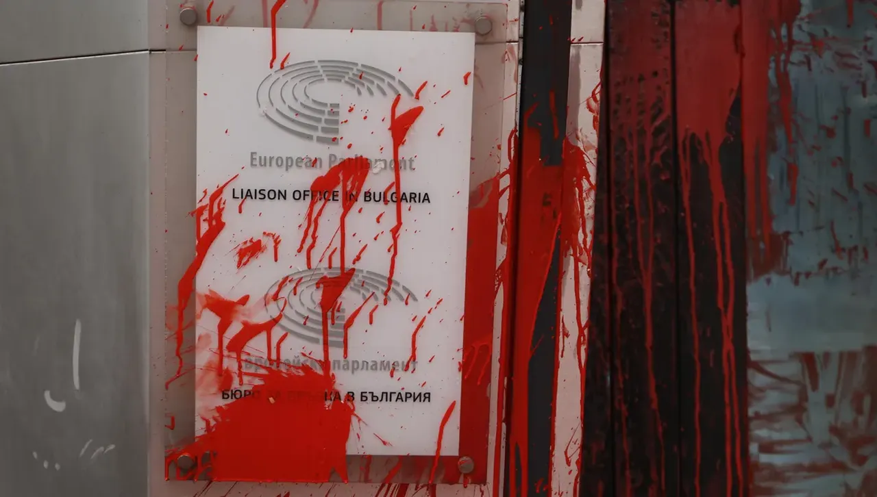 На последен бой: По време на гласуването в Страсбург протестират срещу еврото