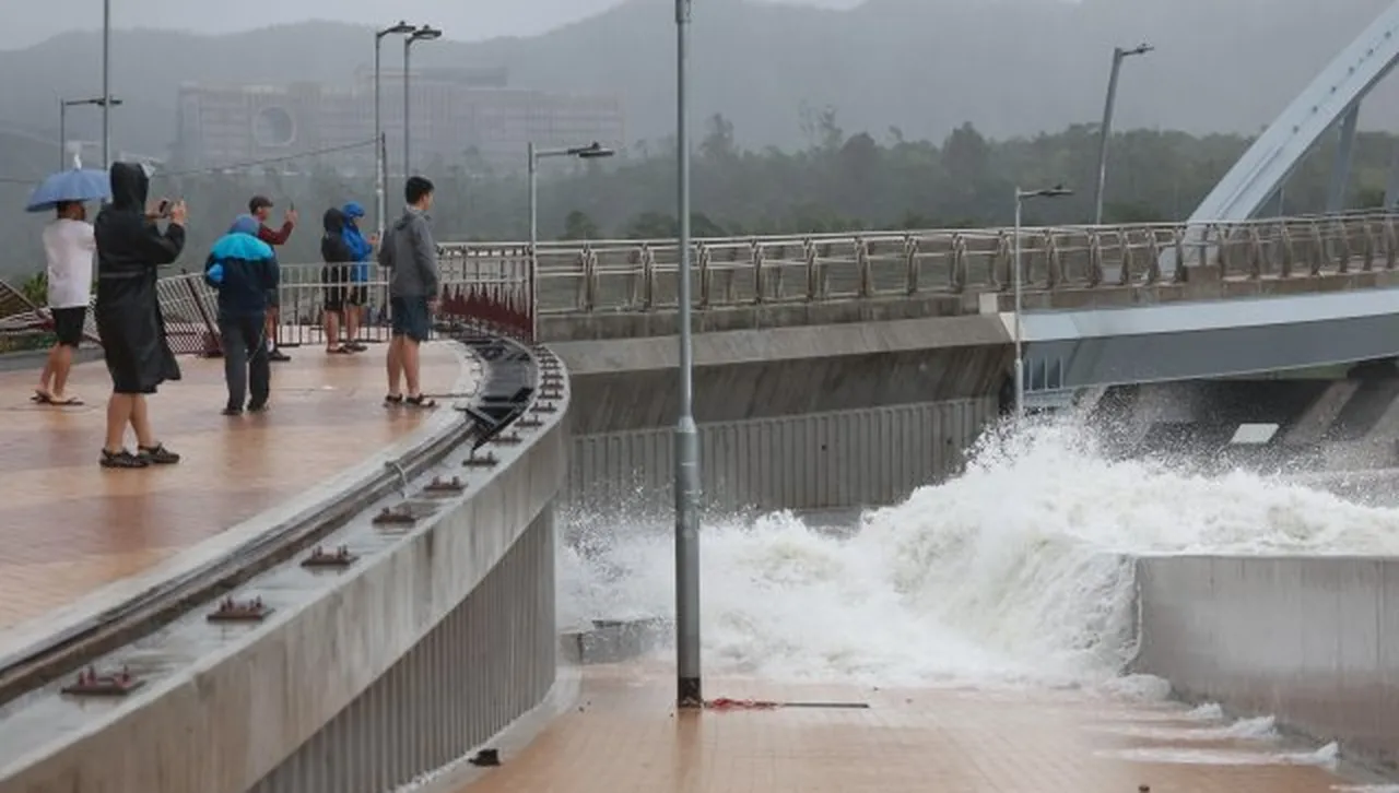 Евакуираха 2 млн. души след като тайфун Рагаса връхлетя Южен Китай, остави убити в Тайван