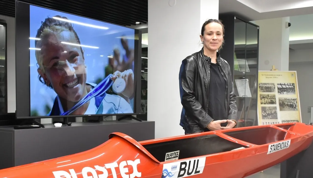 Световната ни шампионка по кану 2015 дари лодката на успехите си на НСА "Васил Левски"